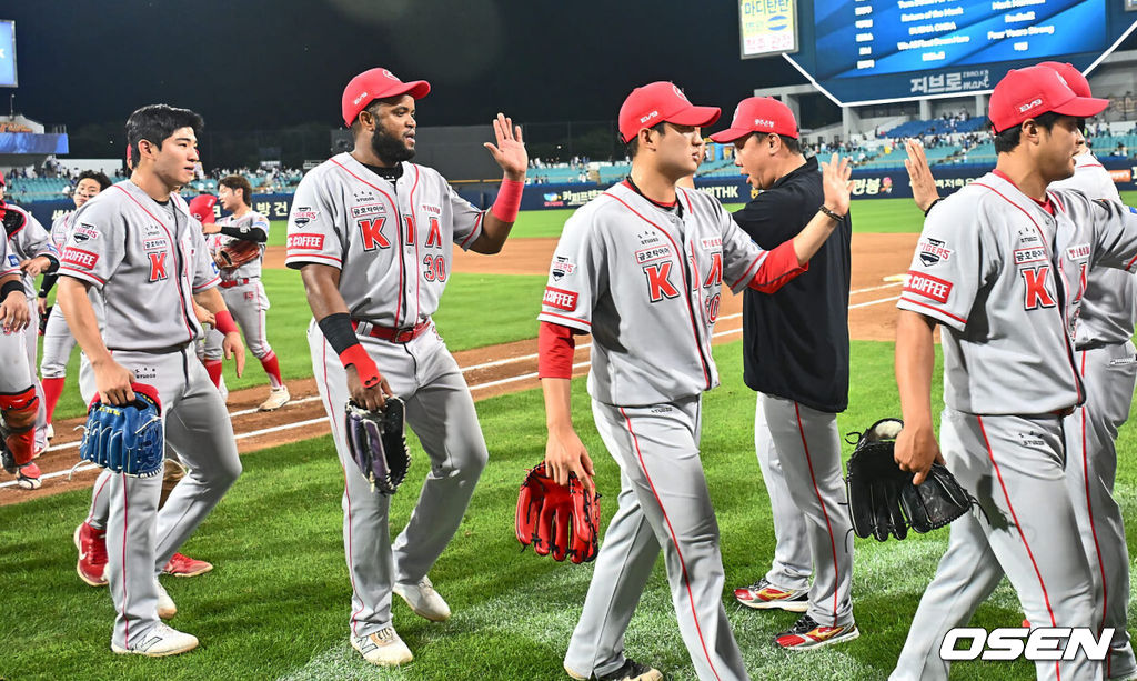 4일 대구삼성라이온즈파크에서 2024 신한 SOL 뱅크 KBO 리그 삼성 라이온즈와 KIA 타이거즈의 경기가 열렸다. 홈팀 삼성은 백정현이 선발 출전하고 방문팀 KIA는 양현종이 선발로 출전했다. KIA 타이거즈 이범호 감독이 8-3으로 9회초 짜릿한 역전승을 거두고 선수들과 하이파이브를 하고 있다. 2024.07.04 / foto0307@osen.co.kr