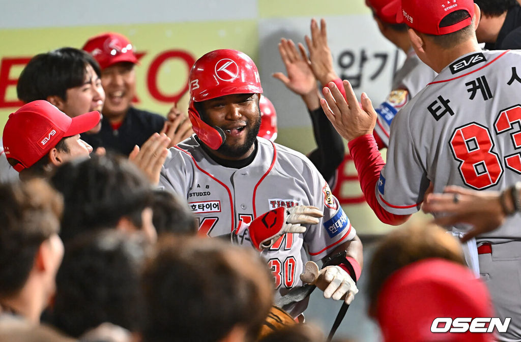 4일 대구삼성라이온즈파크에서 2024 신한 SOL 뱅크 KBO 리그 삼성 라이온즈와 KIA 타이거즈의 경기가 열렸다. 홈팀 삼성은 백정현이 선발 출전하고 방문팀 KIA는 양현종이 선발로 출전했다. KIA 타이거즈 소크라테스가 9회초 2사 1루 우중월 2점 홈런을 치고 기뻐하고 있다. 2024.07.04 / foto0307@osen.co.kr