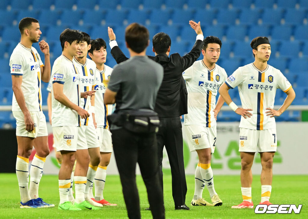 25일 인천 중구 인천축구전용 경기장에서 '하나은행 K리그1 2024 인천 Utd와 광주 FC의경기가 열렸다.  이날 경기는 후반 추가시간 인천 무고사의 패널티킥 동점골로 1-1 무승부를 기록했다. 경기 종료 후 광주 선수들이 아쉬워하고 있다. 2024.05.25 / ksl0919@osen.co.kr