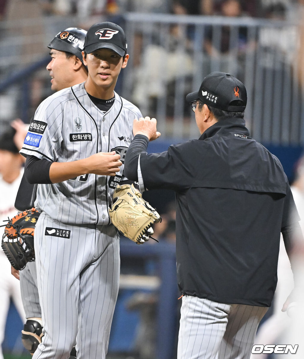 9일 서울 고척스카이돔에서 ‘2024 신한 SOL BANK KBO리그’ 키움 히어로즈와 한화 이글스의 경기가 진행됐다.이날 키움은 후라도를 한화는 와이스를 선발투수로 내세웠다.8회말 1사 1,2루 한화 양상문 코치가 황준서를 교체시키고 있다.  2024.07.09 / soul1014@osen.co.kr