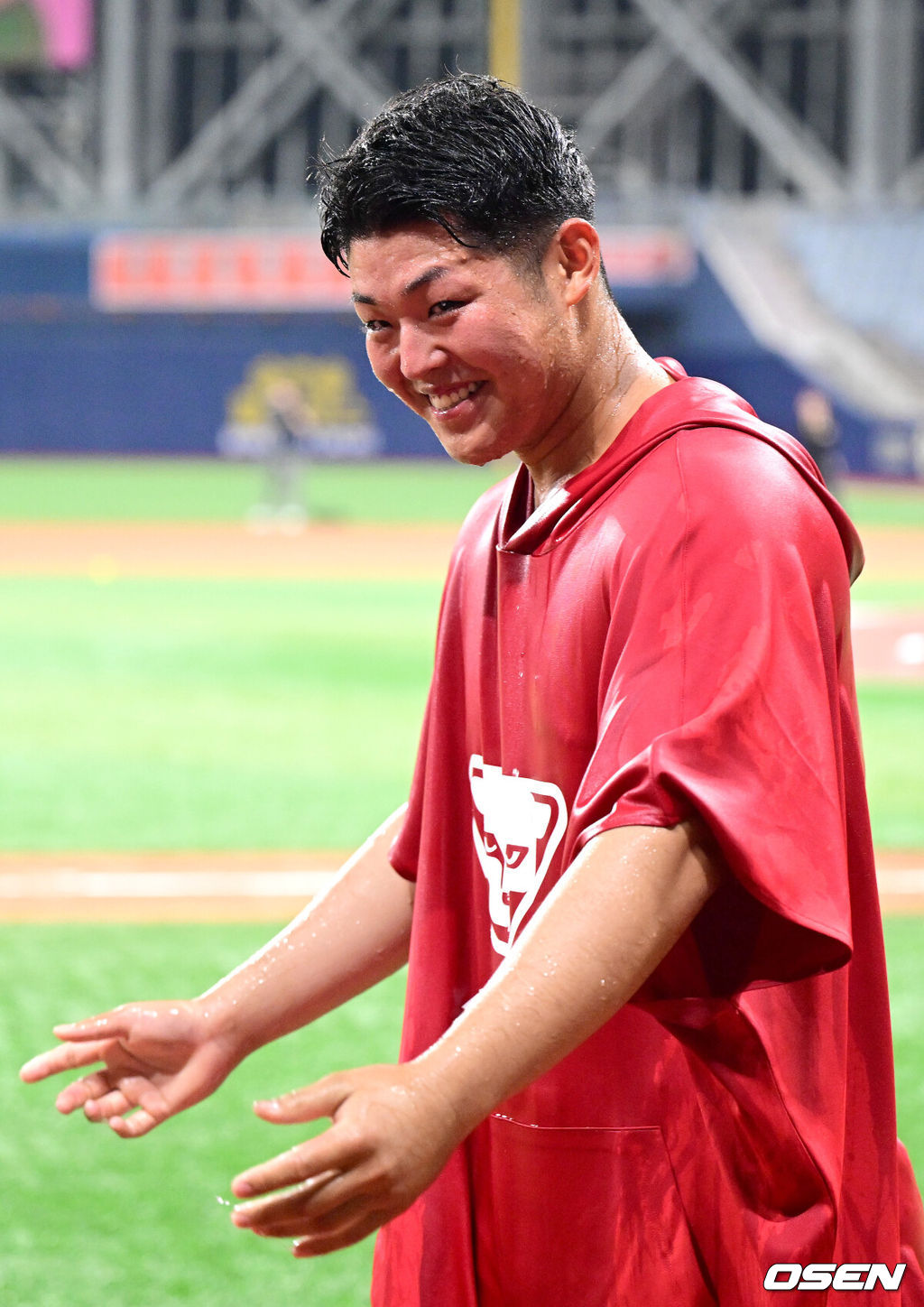 1일 오후 서울 고척스카이돔에서 ‘2024 신한 SOL Bank KBO리그’ 키움 히어로즈와 SSG 랜더스의 경기가 열렸다. 이날 경기는 방문팀 SSG가 KBO리그 데뷔전을 갖은 대체 외국인 투수 시라카와 케이쇼의 5이닝 무실점 피칭과 최정의 투런-스리런 멀티홈런포를 앞세워 9-0 완승을 거뒀다.KBO리그 데뷔전에서 승리투수가 된 SSG 시라카와 케이쇼가 동료들의 물세례를 받은 뒤 미소짓고 있다. 2024.06.01 / 