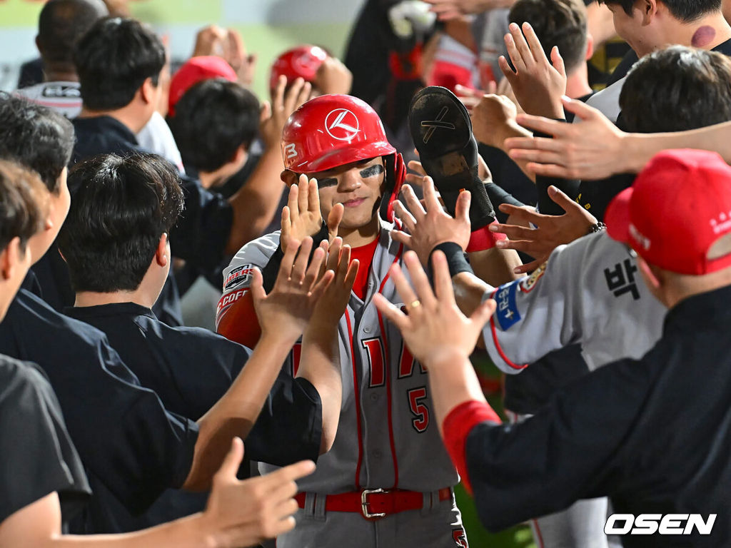 4일 대구삼성라이온즈파크에서 2024 신한 SOL 뱅크 KBO 리그 삼성 라이온즈와 KIA 타이거즈의 경기가 열렸다. 홈팀 삼성은 백정현이 선발 출전하고 방문팀 KIA는 양현종이 선발로 출전했다. KIA 타이거즈 김도영과 김선빈이 9회초 2사 1,2루 박정우의 우익수 뒤 역전 2타점 2루타 때 득점을 올리고 하이파이브를 하고 있다. 2024.07.04 / foto0307@osen.co.kr