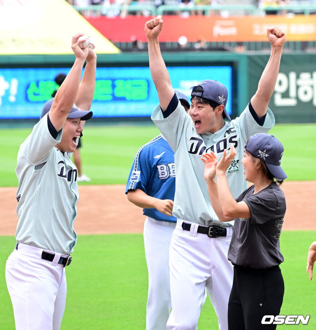 6일 오후 인천 SSG랜더스필드에서 ‘2024 신한 SOL BANK KBO리그’ 올스타전이 열렸다.인천에서 프로야구 올스타전이 열리는 것은 2008년 이후 16년 만이다. 경기에 앞서 NC 김재열, 김영규가팬과 함께 올스타 썸머레이스 행사를 하고 있다. 2024.07.05 / jpnews@osen.co.kr