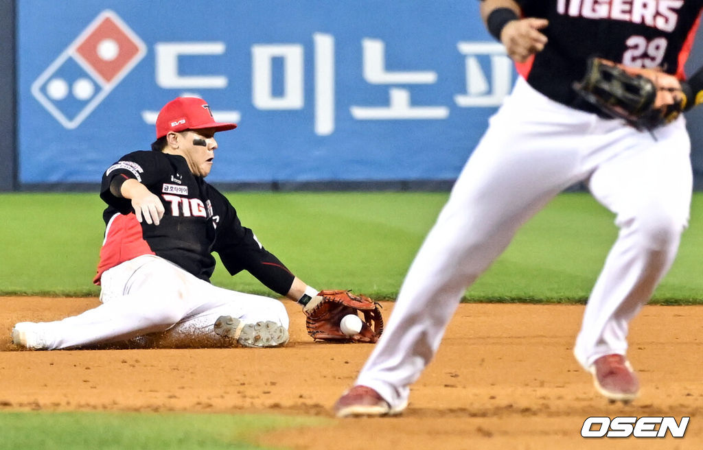 10일 서울 송파구 잠실야구장에서 ‘2024 신한 SOL Bank KBO리그’ LG트윈스와 KIA타이거즈의 경기가 열렸다.홈팀 LG는 엔스를, 방문팀 KIA는 양현종을 선발로 내세웠다.5회말 1사 2,3루 KIA 2루수 김선빈이 LG 홍창기 땅볼에 좋은 수비를 선보이고 있다. 2024.07.10 /cej@osen.co.kr