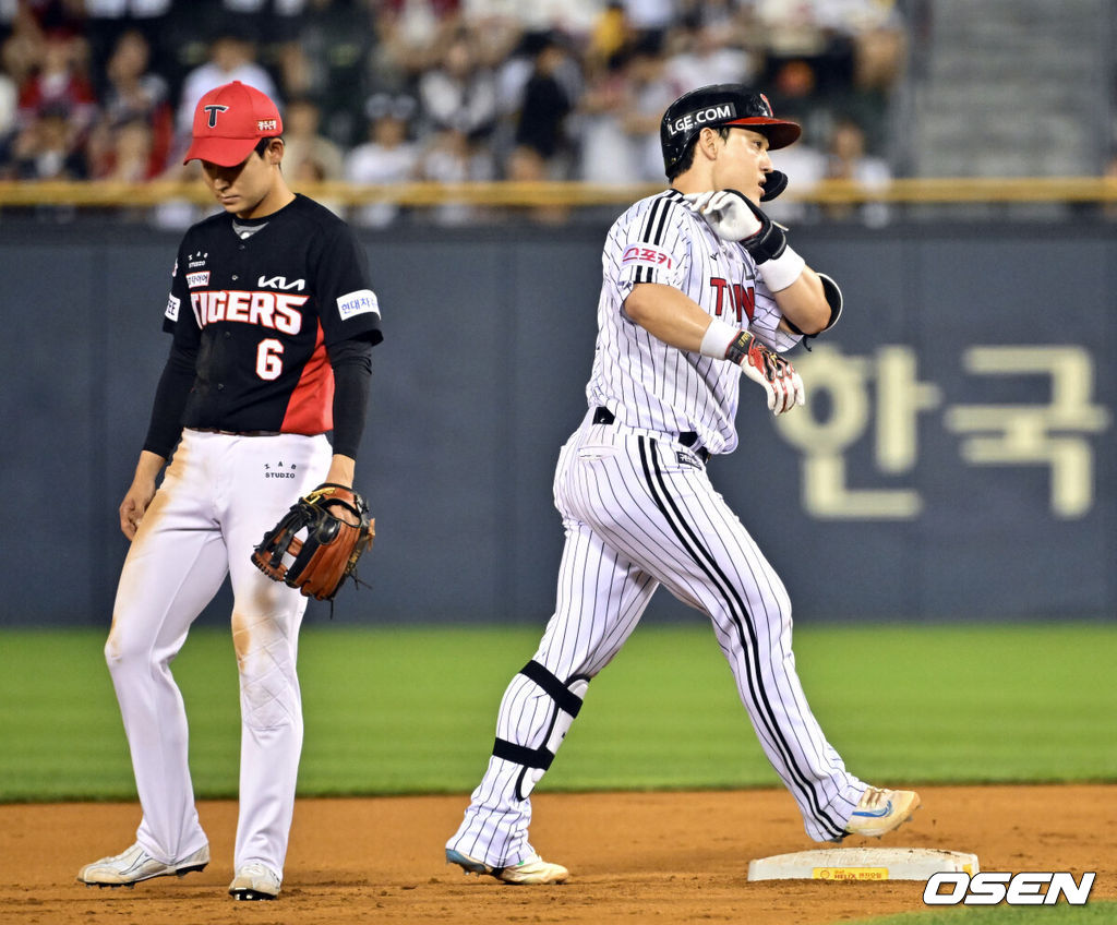 10일 서울 송파구 잠실야구장에서 ‘2024 신한 SOL Bank KBO리그’ LG트윈스와 KIA타이거즈의 경기가 열렸다.홈팀 LG는 엔스를, 방문팀 KIA는 양현종을 선발로 내세웠다.8회말 1사 1,2루 LG 박동원이 좌익선상으로 적시 2루타를 날린 뒤 세리머니를 하고 있다. 2024.07.10 /cej@osen.co.kr