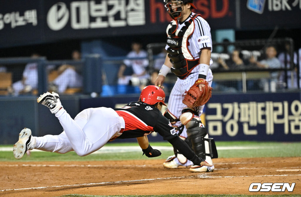 10일 서울 송파구 잠실야구장에서 ‘2024 신한 SOL Bank KBO리그’ LG트윈스와 KIA타이거즈의 경기가 열렸다.홈팀 LG는 엔스를, 방문팀 KIA는 양현종을 선발로 내세웠다.9회초 2사 1루 KIA 김도영이 최형우의 동점 적시타에 홈으로 내날리고 있다. 2024.07.10 /cej@osen.co.kr