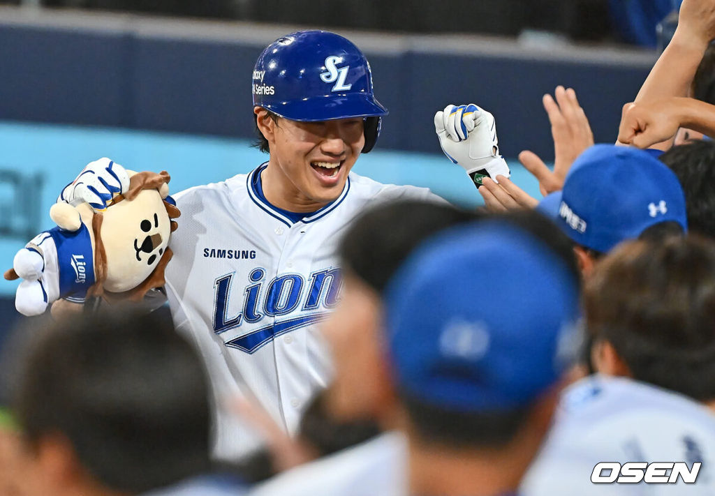 19일 대구삼성라이온즈파크에서 2024 신한 SOL 뱅크 KBO 리그 삼성 라이온즈와 SSG 랜더스의 경기가 열렸다. 홈팀 삼성은 어깨 부상에서 돌아온 원태인이 선발 출전하고 방문팀 SSG는 삼성을 상대로 2경기(11이닝) 2승을 챙긴 오원석이 선발 출전한다.삼성 라이온즈 이성규가 7회말 2사 좌중월 솔로 홈런을 치고 하이파이브를 하고 있다. 2024.06.19 / foto0307@osen.co.kr