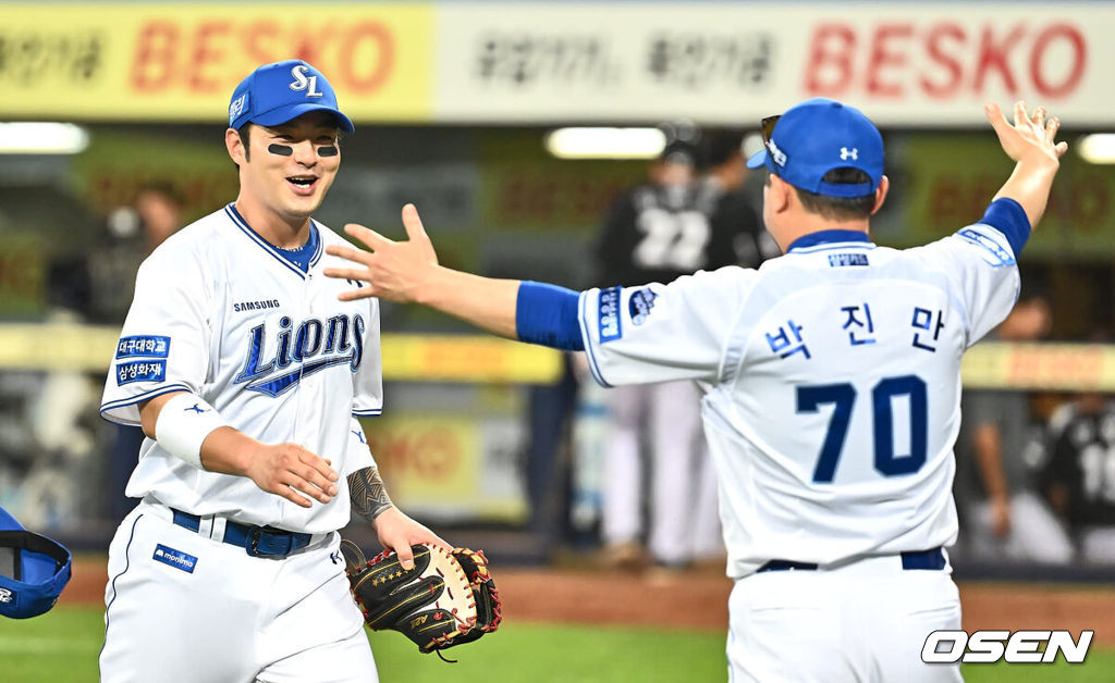 13일 대구삼성라이온즈파크에서 2024 신한 SOL 뱅크 KBO 리그 삼성 라이온즈와 LG 트윈스의 경기가 열렸다. 3연승으로 기세가 오른 삼성은 이호성을 선발로 출전시키고 3연패 중인 LG는 에이스 켈리를 내세워 반등을 노린다.한미 통산 400 홈런을 기록한 삼성 라이온즈 박병호가 LG 트윈스에 6-3으로 승리한 후 박진만 감독과 찐한 포옹을 하고 있다. 2024.06.13 / foto0307@osen.co.kr