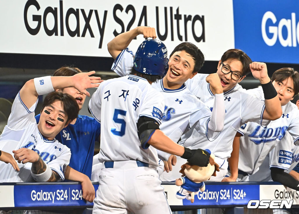 21일 대구삼성라이온즈파크에서 2024 신한 SOL 뱅크 KBO 리그 삼성 라이온즈와 두산 베어스의 경기가 열렸다. 전날 팀 50000안타 기록을 세운 홈팀 삼성은 이승현이 선발 출전하고 방문팀 두산은 최준호를 선발로 내세웠다. 삼성 라이온즈 구자욱이 5회말 2사 1루 우중월 2점 홈런을 치고 하이파이브를 하고 있다. 2024.06.21 / foto0307@osen.co.kr