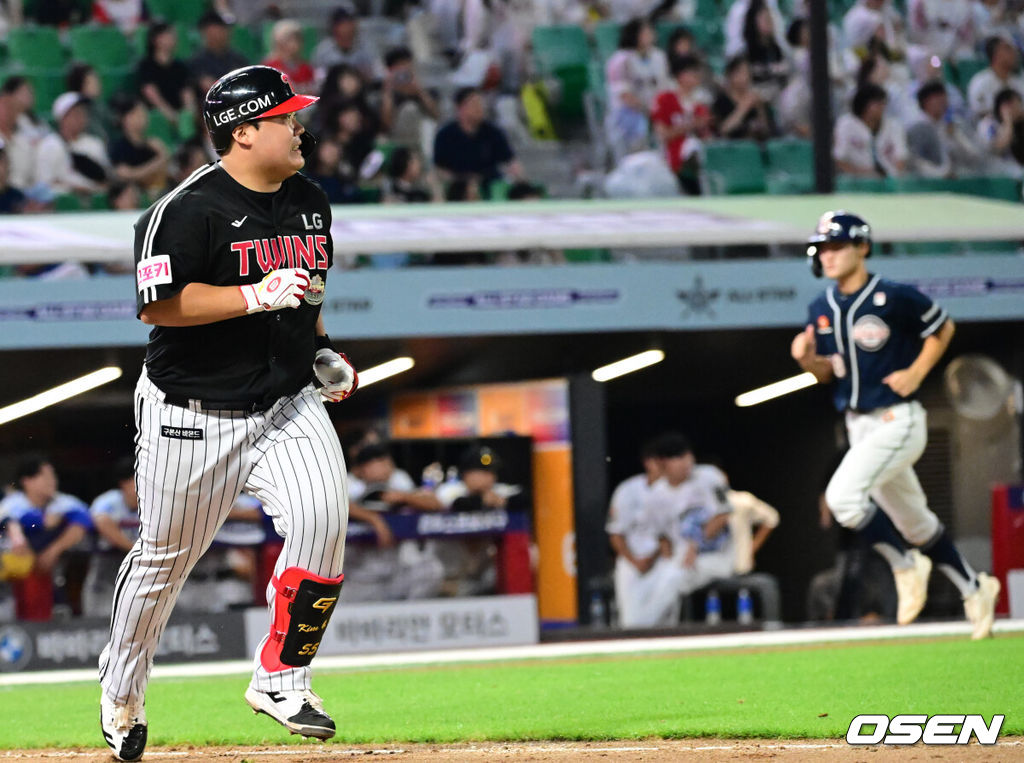 5일 오후 인천 미추홀구 SSG 랜더스 필드에서 ‘2024 신한 SOL BANK KBO리그 퓨처스올스타전 경기가 열렸다. 북부리그(한화 이글스·두산 베어스·LG 트윈스·SSG 랜더스·고양 히어로즈)는 이대진 한화 퓨처스 감독, 남부리그(상무·롯데 자이언츠·KIA 타이거즈·KT 위즈·NC 다이노스·삼성 라이온즈)는 박치왕 상무 감독이 이끈다.8회초 2사 2, 3루 북부 김범석이 추격의 2타점 적시타를 날린 뒤 진뤃고 있다. 2024.07.05 / ksl0919@osen.co.kr