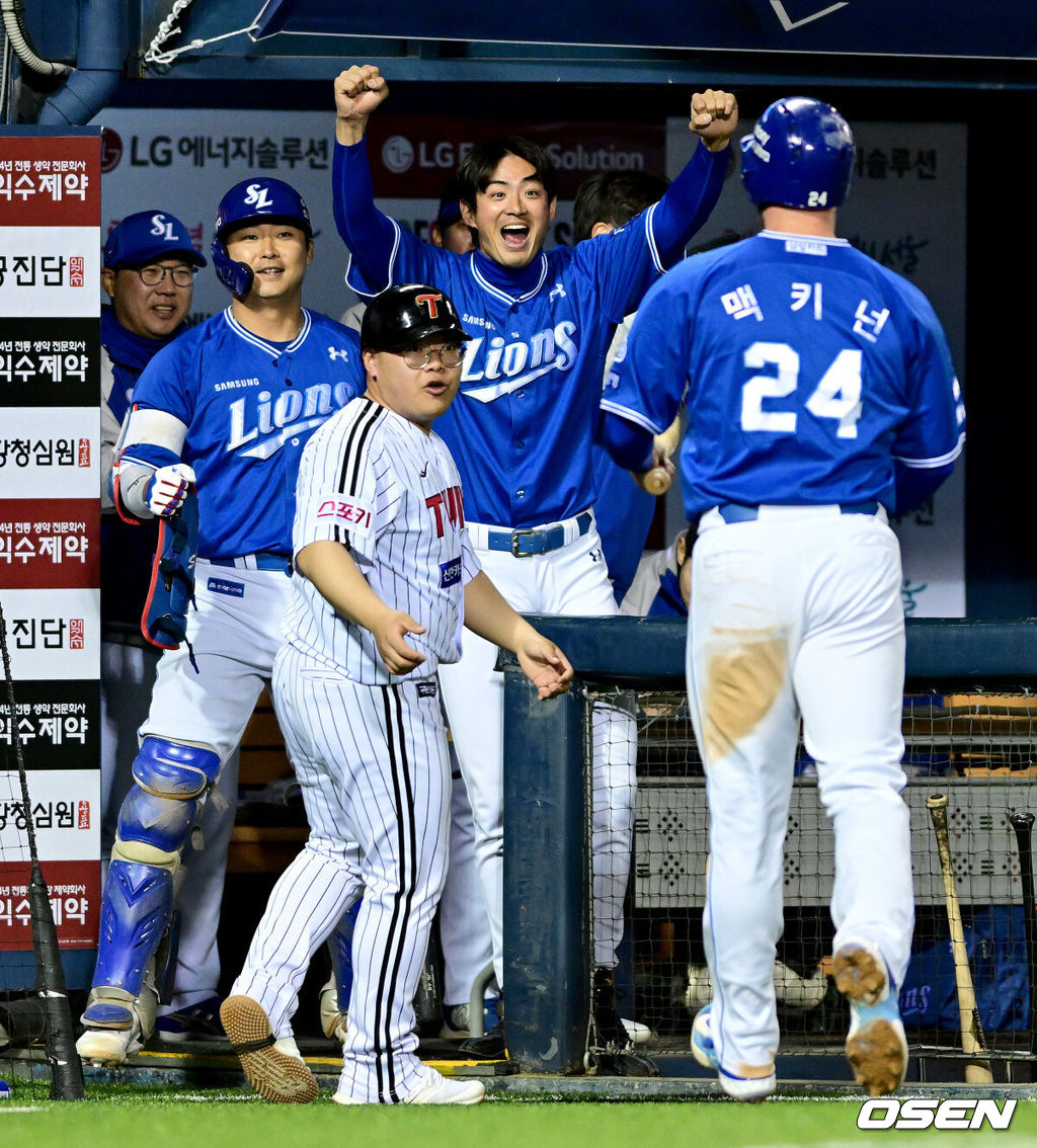 26일 오후 서울 잠실야구장에서 ‘2024 신한 SOL Bank KBO리그’ LG 트윈스와 삼성 라이온즈의 경기가 열렸다.6회초 2사 1, 3루 상황 삼성 류지혁의 역전 1타점 적시타 때 홈을 밟은 맥키넌이 박진만 감독-구자욱과 인사를 나누고 있다. 2024.03.26 / dreamer@osen.co.kr