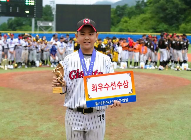 경기 일산자이언츠 유소년야구단(최영수 감독)이 유소년야구의 메카 강원 횡성군 베이스볼테마파크에서 열린 제4회 횡성군수배 전국유소년야구대회에서 올시즌 최강팀인 세종시유소년야구단을 결승에서 3-2로 극적인 승리를 거두며 2년 만에 우승을 차지했다. / 대한유소년야구연맹