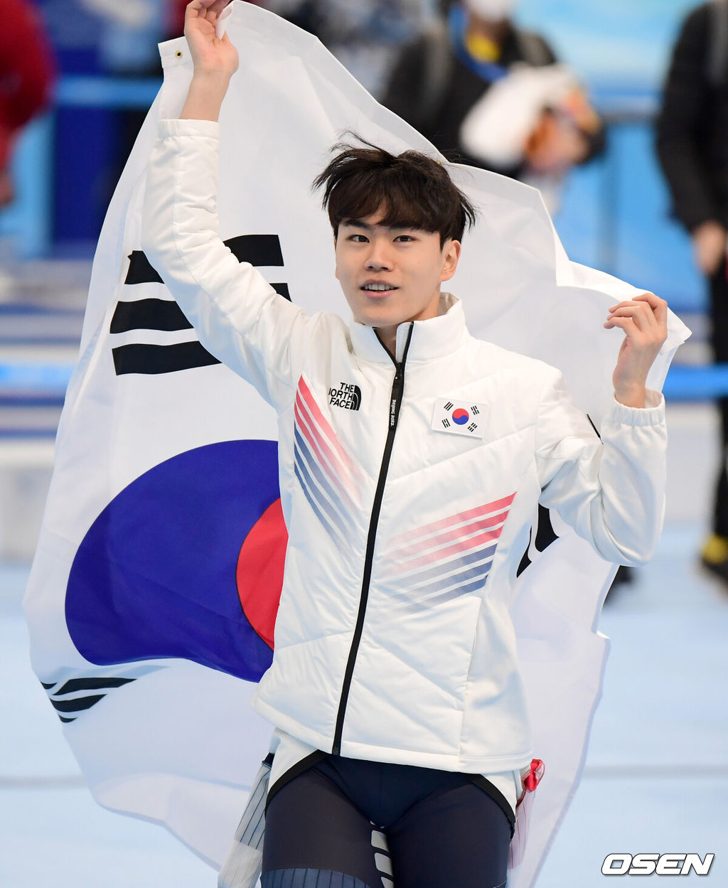 '빙속괴물' 김민석(23, 성남시청)이 2개 올림픽 연속 동메달의 쾌거를 달성했다.  김민석은 8일 베이징 국립스피드스케이팅 경기장에서 개최된 ‘2022 베이징동계올림픽 스피드 스케이팅 남자 1500m’ 예선 11조에서 1분44초24의 좋은 기록으로 동메달을 획득했다. 이번 올림픽 한국선수단 첫 메달이다.동메달을 확정 지은 대한민국 김민석이 태극기를 들고 관중석을 향해 인사하고 있다. 2022.02.08 /jpnews@osen.co.kr