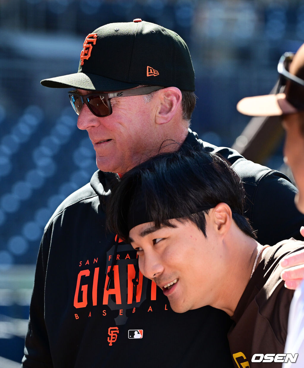 샌디에이고 김하성(오른쪽)이 샌프란시스코 밥 멜빈 감독과 인사를 나누고 있다. 2024.03.30 /jpnews@osen.co.kr