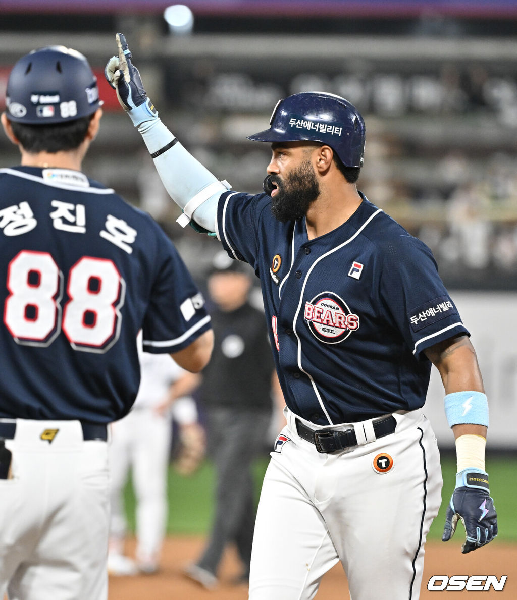 11일 오후 수원 KT위즈파크에서 ‘2024 신한 SOL Bank KBO리그’ KT 위즈와 두산 베어스의 경기가 열렸다.이날 홈팀 KT는 쿠에바스를, 방문팀 두산은 김유성을 선발로 내세웠다.7회초 두산 선두타자 라모스가 안타를 날린 뒤 세리머니를 하고 있다. 2024.07.11 /cej@osen.co.kr