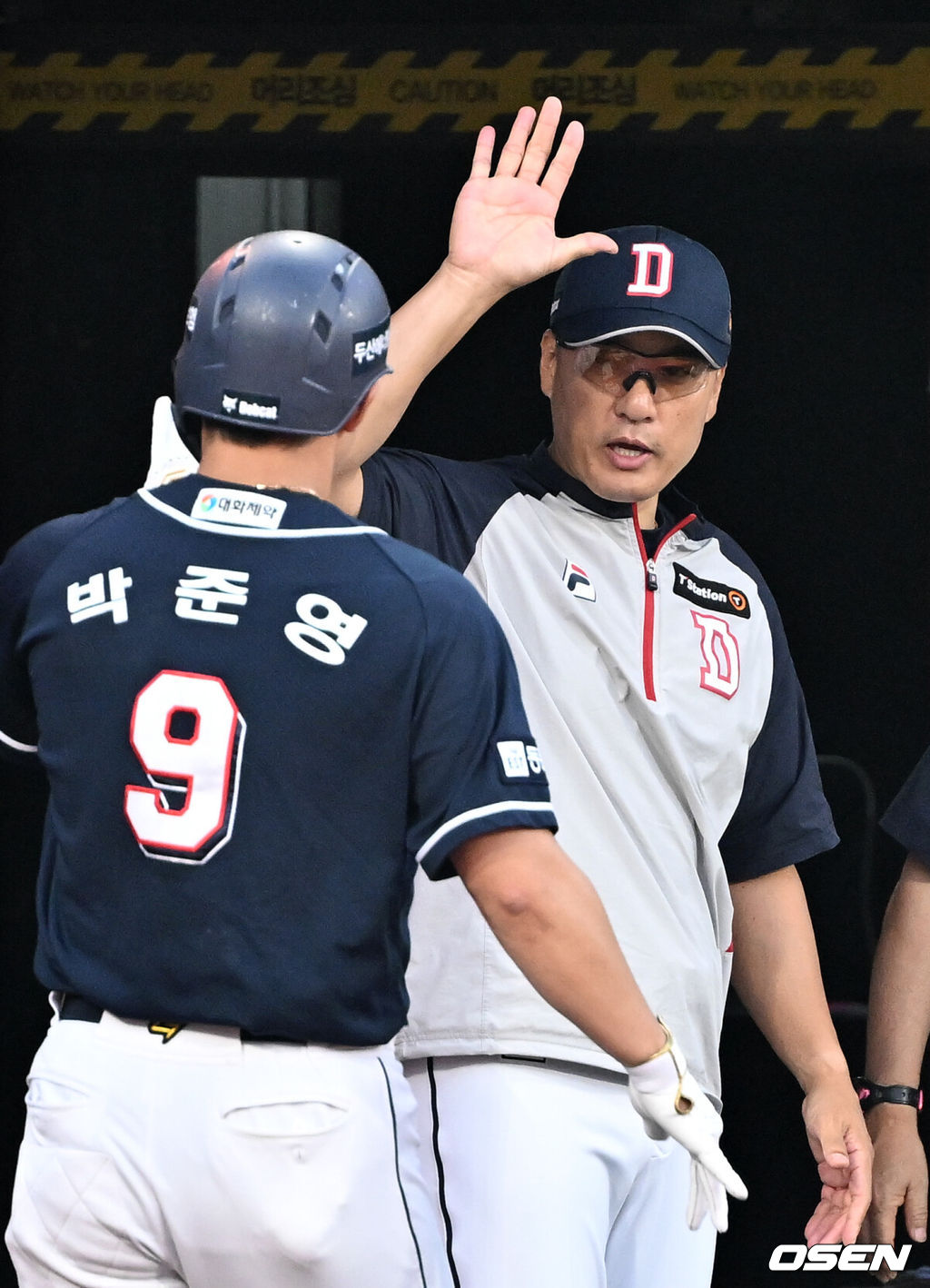 11일 오후 수원 KT위즈파크에서 ‘2024 신한 SOL Bank KBO리그’ KT 위즈와 두산 베어스의 경기가 열렸다.이날 홈팀 KT는 쿠에바스를, 방문팀 두산은 김유성을 선발로 내세웠다.4회초 두산 선두타자 박준영이 좌월 솔로 홈런을 날린 뒤 이승엽 감독의 축하를 받고 있다. 2024.07.11 /cej@osen.co.kr