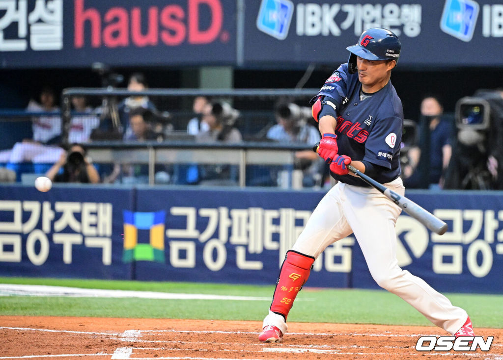 3일 오후 서울 잠실야구장에서 2024 신한 SOL Bank KBO리그 두산 베어스와 롯데 자이언츠의 경기가 열렸다.이날 두산은 알칸타라, 롯데는 박세웅을 선발로 내세웠다.2회초 1사 만루에서 롯데 노진혁이 2타점 적시타를 날리고 있다. 2024.07.03 / jpnews@osen.co.kr