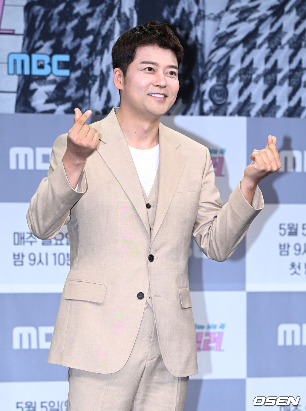 3일 오후 서울 마포구 상암 MBC 골든마우스홀에서 MBC 예능 프로그램 ‘송스틸러’ 제작발표회가 열렸다.‘송스틸러’는 갖고 싶은 남의 곡을 대놓고 훔칠 수 있는 기회를 제공하는 신개념 음악 프로그램이다.‘송스틸러’는 오는 5월 5일 일요일 밤 9시 10분에 첫 방송된다.방송인 전현무가 포즈를 취하고 있다. 2024.05.02 /sunday@osen.co.kr