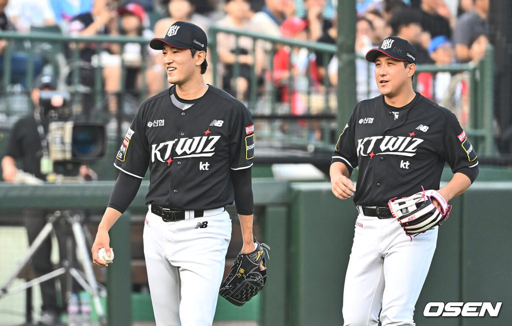 12일 부산 사직야구장에서 2024 신한 SOL 뱅크 KBO 리그 롯데 자이언츠와 KT 위즈의 경기가 열렸다. 홈팀 롯데는 박세웅이 선발 출전하고 KT 위즈는 고영표가 선발 출전했다.KT 위즈 선발 투수 고영표가 1회말 1사 롯데 자이언츠 고승민의 3루 타구를 잡지 않고 기다린 후 파울이 되자 미소 짓고 있다. 2024.07.12 / foto0307@osen.co.kr