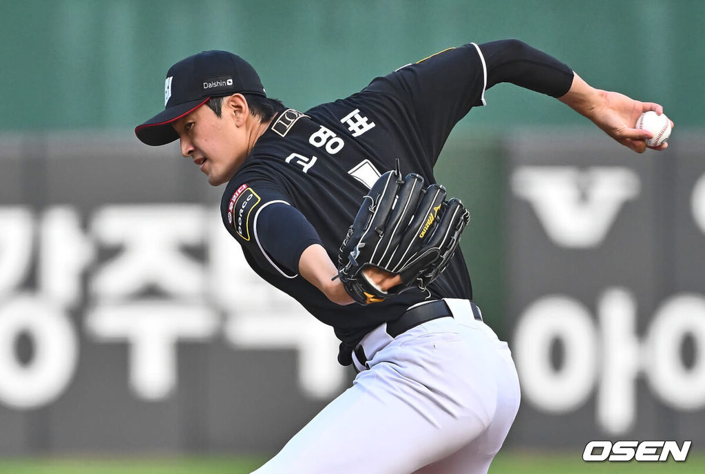 12일 부산 사직야구장에서 2024 신한 SOL 뱅크 KBO 리그 롯데 자이언츠와 KT 위즈의 경기가 열렸다. 홈팀 롯데는 박세웅이 선발 출전하고 KT 위즈는 고영표가 선발 출전했다.KT 위즈 선발 투수 고영표가 역투하고 있다. 2024.07.12 / foto0307@osen.co.kr