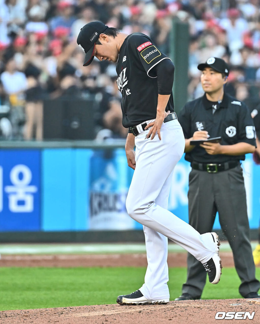 12일 부산 사직야구장에서 2024 신한 SOL 뱅크 KBO 리그 롯데 자이언츠와 KT 위즈의 경기가 열렸다. 홈팀 롯데는 박세웅이 선발 출전하고 KT 위즈는 고영표가 선발 출전했다.KT 위즈 선발투수 고영표가 2회말 1사 만루 롯데 자이언츠 고승민에게 중견수 왼쪽 2타점 2루타를 맞고 아쉬워하고 있다. 2024.07.12 / foto0307@osen.co.kr