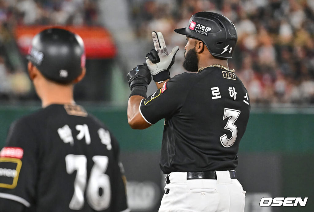 12일 부산 사직야구장에서 2024 신한 SOL 뱅크 KBO 리그 롯데 자이언츠와 KT 위즈의 경기가 열렸다. 홈팀 롯데는 박세웅이 선발 출전하고 KT 위즈는 고영표가 선발 출전했다.KT 위즈 로하스가 7회초 1사 2,3루 좌익수 앞 동점 2타점 안타를 치고 세리머니를 하고 있다. 2024.07.12 / foto0307@osen.co.kr