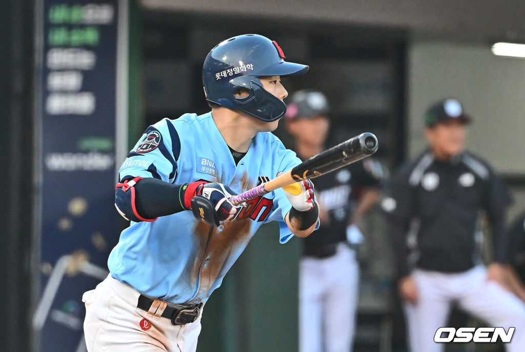 12일 부산 사직야구장에서 2024 신한 SOL 뱅크 KBO 리그 롯데 자이언츠와 KT 위즈의 경기가 열렸다. 홈팀 롯데는 박세웅이 선발 출전하고 KT 위즈는 고영표가 선발 출전했다.롯데 자이언츠 고승민이 2회말 1사 만루 중견수 왼쪽 2타점 2루타를 치고 있다. 2024.07.12 / foto0307@osen.co.kr