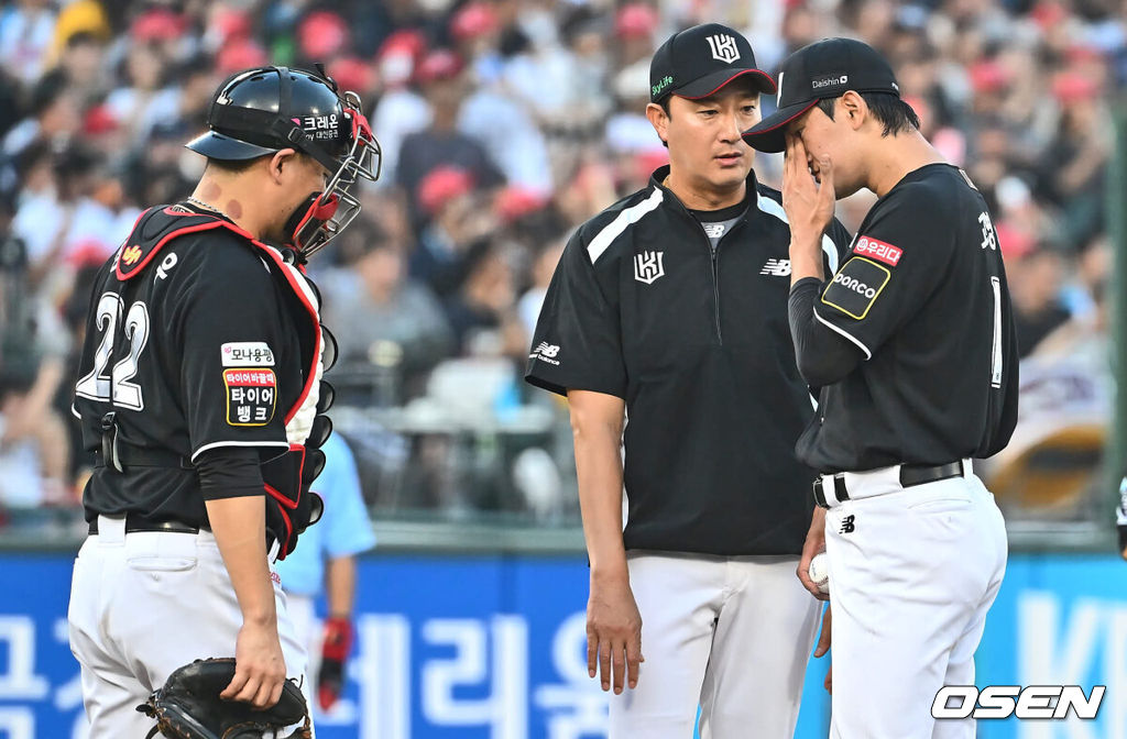 12일 부산 사직야구장에서 2024 신한 SOL 뱅크 KBO 리그 롯데 자이언츠와 KT 위즈의 경기가 열렸다. 홈팀 롯데는 박세웅이 선발 출전하고 KT 위즈는 고영표가 선발 출전했다.KT 위즈 선발투수 고영표가 2회말 1사 만루 롯데 자이언츠 고승민에게 중견수 왼쪽 2타점 2루타를 맞고 아쉬워하고 있다. 2024.07.12 / foto0307@osen.co.kr