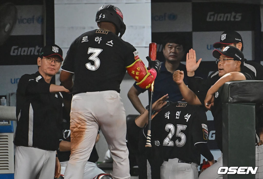 12일 부산 사직야구장에서 2024 신한 SOL 뱅크 KBO 리그 롯데 자이언츠와 KT 위즈의 경기가 열렸다. 홈팀 롯데는 박세웅이 선발 출전하고 KT 위즈는 고영표가 선발 출전했다.KT 위즈 이강철 감독이 9회초 1사 1,2루 역전 1타점 중견수 희생 플라이를 친 로하스에게 박수를 치고 있다. 2024.07.12 / foto0307@osen.co.kr