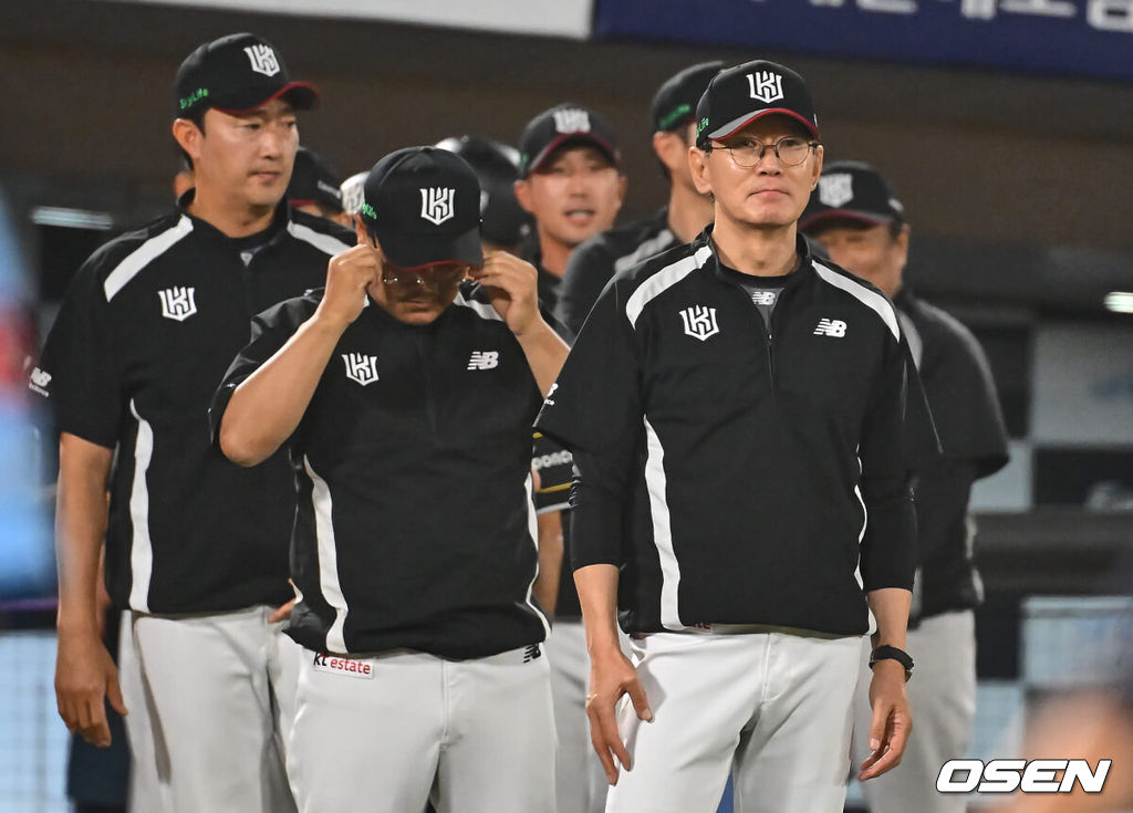 12일 부산 사직야구장에서 2024 신한 SOL 뱅크 KBO 리그 롯데 자이언츠와 KT 위즈의 경기가 열렸다. 홈팀 롯데는 박세웅이 선발 출전하고 KT 위즈는 고영표가 선발 출전했다.KT 위즈 이강철 감독이 롯데 자이언츠에 5-4 역전승을 거두고 미소짓고 있다. 2024.07.12 / foto0307@osen.co.kr