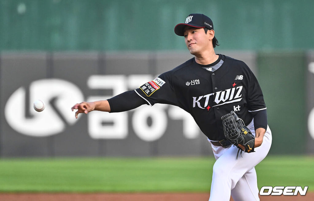 12일 부산 사직야구장에서 2024 신한 SOL 뱅크 KBO 리그 롯데 자이언츠와 KT 위즈의 경기가 열렸다. 홈팀 롯데는 박세웅이 선발 출전하고 KT 위즈는 고영표가 선발 출전했다.KT 위즈 선발 투수 고영표가 역투하고 있다. 2024.07.12 / foto0307@osen.co.kr