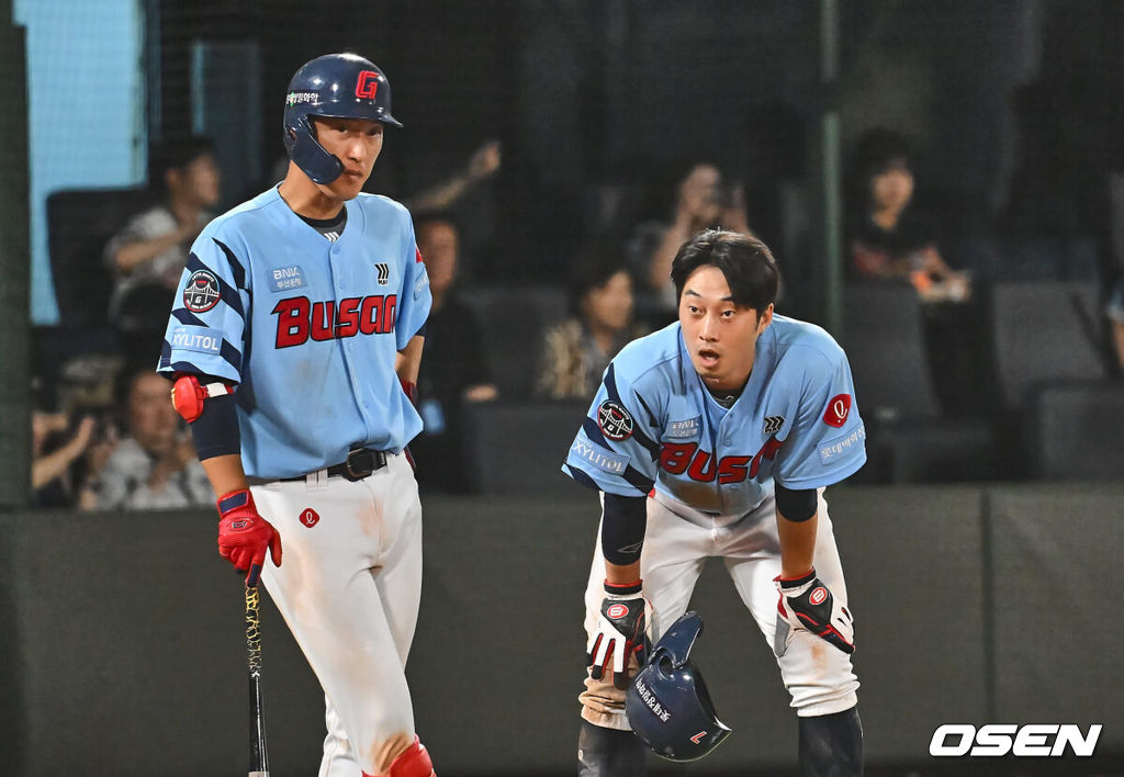 12일 부산 사직야구장에서 2024 신한 SOL 뱅크 KBO 리그 롯데 자이언츠와 KT 위즈의 경기가 열렸다. 홈팀 롯데는 박세웅이 선발 출전하고 KT 위즈는 고영표가 선발 출전했다.롯데 자이언츠 이학주가 9회말 1사 1루 윤동희의 좌익수 오른쪽 뒤 2루타때 홈에서 아웃되고 허탈해하고 있다. 2024.07.12 / foto0307@osen.co.kr