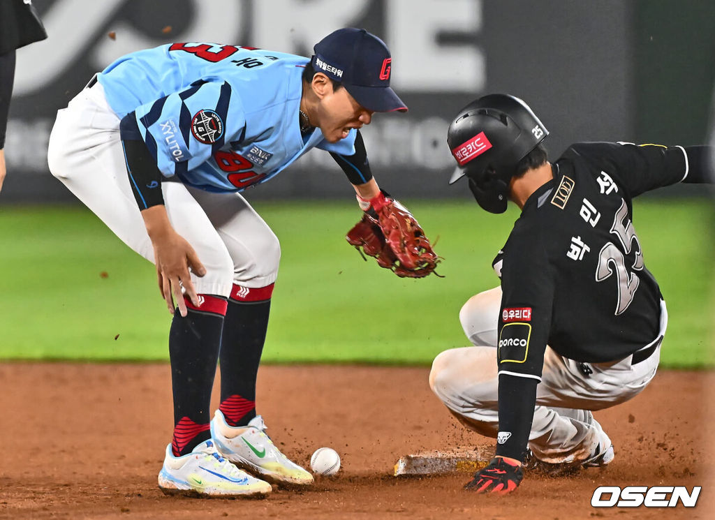 12일 부산 사직야구장에서 2024 신한 SOL 뱅크 KBO 리그 롯데 자이언츠와 KT 위즈의 경기가 열렸다. 홈팀 롯데는 박세웅이 선발 출전하고 KT 위즈는 고영표가 선발 출전했다.KT 위즈 박민석이 9회초 무사 1루 김상수 타석때 2루 도루를 시도, 롯데 자이언츠 박승욱이 볼을 놓치는 사이 세이프되고 있다. 2024.07.12 / foto0307@osen.co.kr