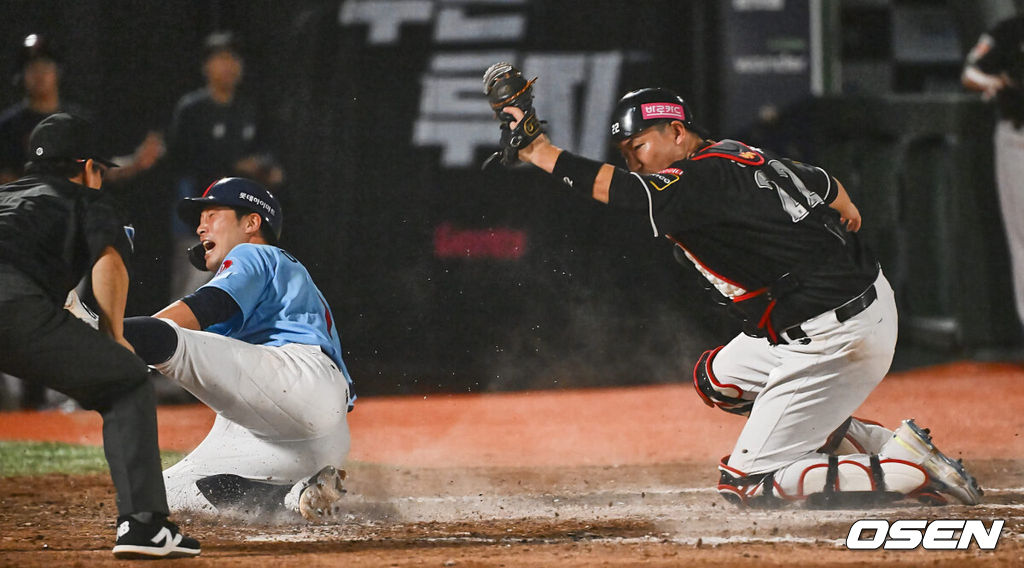 12일 부산 사직야구장에서 2024 신한 SOL 뱅크 KBO 리그 롯데 자이언츠와 KT 위즈의 경기가 열렸다. 홈팀 롯데는 박세웅이 선발 출전하고 KT 위즈는 고영표가 선발 출전했다.롯데 자이언츠 이학주가 9회말 1사 1루 윤동희의 좌익수 오른쪽 뒤 2루타때 홈에서 아웃되고 있다. 2024.07.12 / foto0307@osen.co.kr