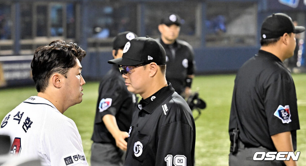 12일 오후 서울 잠실야구장에서 2024 신한 SOL Bank KBO리그 두산 베어스와 삼성 라이온즈의 경기가 열렸다.이날 홈팀 두산은 곽빈을, 방문팀 삼성은 백정현을 선발 투수로 내세웠다.8회말 두산 선두타자 양석환이 홈런을 날렸으나 비디오 판독으로 3루타로 번복됐다. 이승엽 감독은 비디오 판독 항의로 퇴장. 양석환이 더그아웃에서 3루로 걸어나가고 있다. 2024.07.12 /cej@osen.co.kr