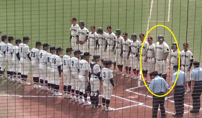 경기에 앞서 인사 장면. 미즈타케의 압도적인 체격이 눈에 띈다. 유튜브 채널 National High School Baseball Championship 캡처