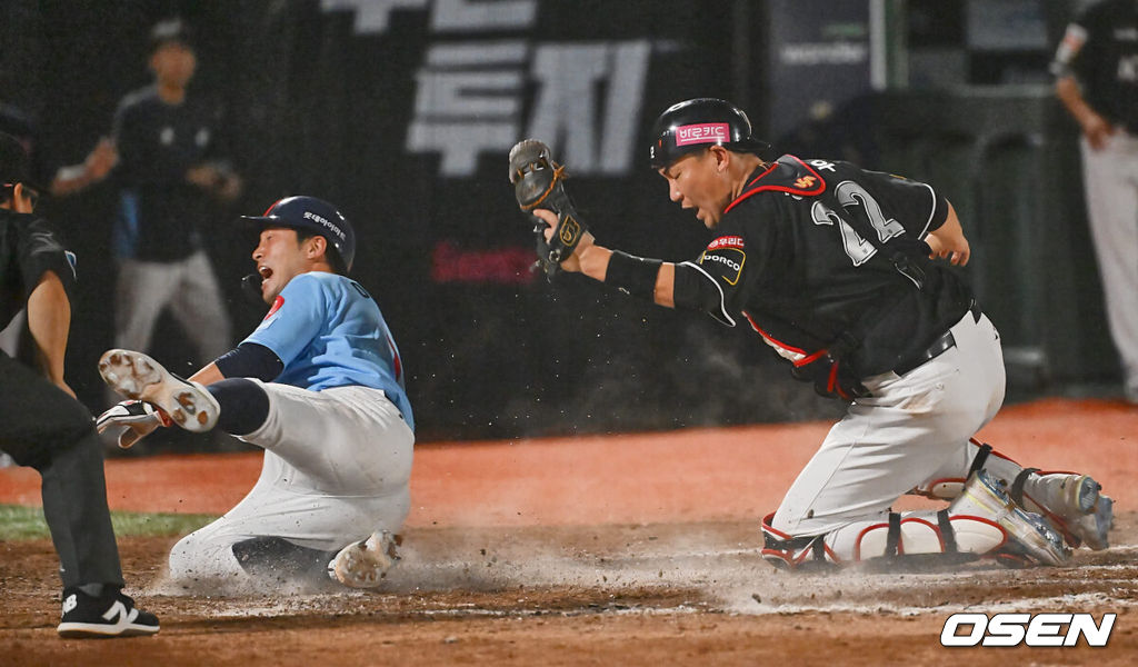 12일 부산 사직야구장에서 2024 신한 SOL 뱅크 KBO 리그 롯데 자이언츠와 KT 위즈의 경기가 열렸다. 홈팀 롯데는 박세웅이 선발 출전하고 KT 위즈는 고영표가 선발 출전했다.롯데 자이언츠 이학주가 9회말 1사 1루 윤동희의 좌익수 오른쪽 뒤 2루타때 홈에서 아웃되고 있다. 2024.07.12 / foto0307@osen.co.kr