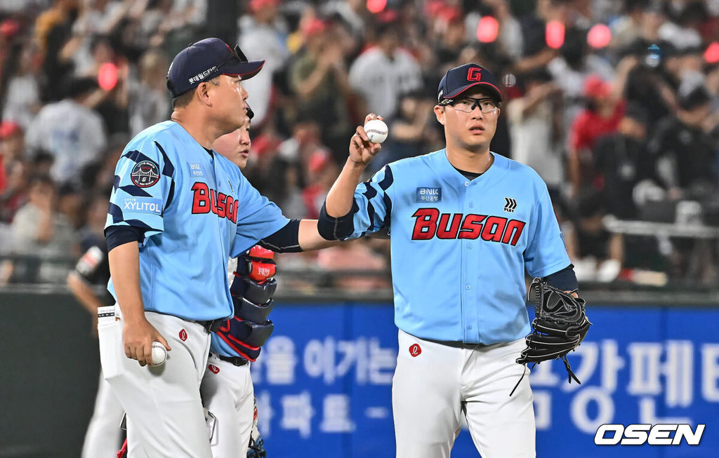 12일 부산 사직야구장에서 2024 신한 SOL 뱅크 KBO 리그 롯데 자이언츠와 KT 위즈의 경기가 열렸다. 홈팀 롯데는 박세웅이 선발 출전하고 KT 위즈는 고영표가 선발 출전했다.롯데 자이언츠 선발 투수 박세웅이 7회초 2실점 후 교체되고 있다. 2024.07.12 / foto0307@osen.co.kr