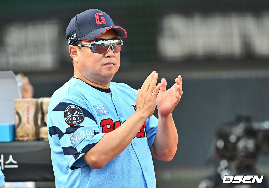 12일 부산 사직야구장에서 2024 신한 SOL 뱅크 KBO 리그 롯데 자이언츠와 KT 위즈의 경기가 열렸다. 홈팀 롯데는 박세웅이 선발 출전하고 KT 위즈는 고영표가 선발 출전했다.롯데 자이언츠 김태형 감독이 박수를 치고 있다. 2024.07.12 / foto0307@osen.co.kr