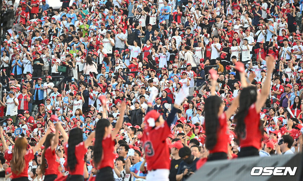 12일 부산 사직야구장에서 2024 신한 SOL 뱅크 KBO 리그 롯데 자이언츠와 KT 위즈의 경기가 열렸다. 홈팀 롯데는 박세웅이 선발 출전하고 KT 위즈는 고영표가 선발 출전했다.롯데 자이언츠 팬들이 응원을 하고 있다. 2024.07.12 / foto0307@osen.co.kr