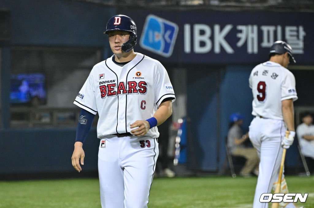 12일 오후 서울 잠실야구장에서 2024 신한 SOL Bank KBO리그 두산 베어스와 삼성 라이온즈의 경기가 열렸다.이날 홈팀 두산은 곽빈을, 방문팀 삼성은 백정현을 선발 투수로 내세웠다.8회말 2사 3루 두산 양석환이 김기연 희생타에 득점을 올리고 있다. 2024.07.12 /