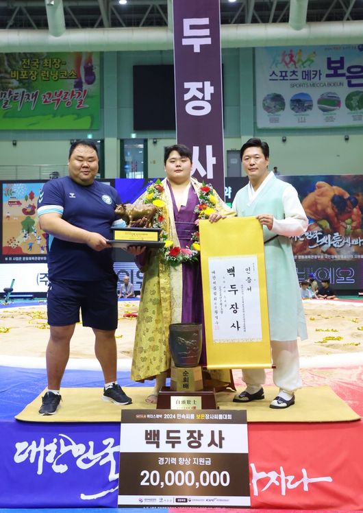 영암군민속씨름단 김민재가 보은대회에서 백두장사가 됐다. / 대한씨름협회