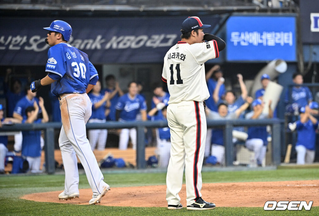 13일 오후 서울 잠실야구장에서 2024 신한 SOL Bank KBO리그 두산 베어스와 삼성 라이온즈의 경기가 열렸다.이날 홈팀 두산은 시라카와를, 방문팀 삼성은 원태인을 선발 투수로 내세웠다.4회초 2사 1,2루 삼성 김영웅이 김지찬 땅볼 때 두산 박준영이 범한 포구실책을 틈타 득점을 올렸다. 아쉬워하는 두산 선발 시라카와. 2024.07.13 /cej@osen.co.kr