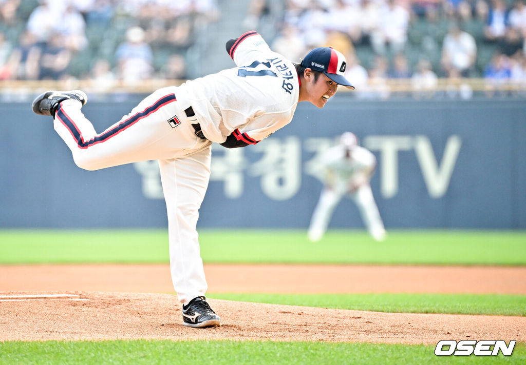 13일 오후 서울 잠실야구장에서 2024 신한 SOL Bank KBO리그 두산 베어스와 삼성 라이온즈의 경기가 열렸다.이날 홈팀 두산은 시라카와를, 방문팀 삼성은 원태인을 선발 투수로 내세웠다.1회초 두산 선발 시라카와가 힘차게 공을 던지고 있다. 2024.07.13 /