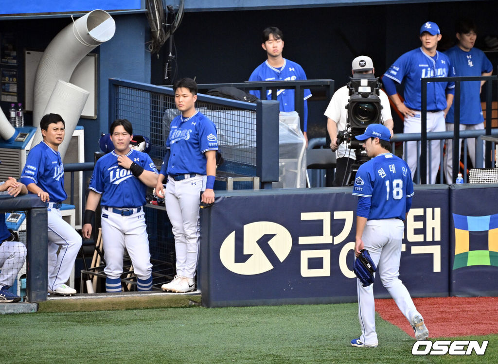 13일 오후 서울 잠실야구장에서 2024 신한 SOL Bank KBO리그 두산 베어스와 삼성 라이온즈의 경기가 열렸다.이날 홈팀 두산은 시라카와를, 방문팀 삼성은 원태인을 선발 투수로 내세웠다.1회말 2사 삼성 원태인이 두산 강승호에게 헤드샷을 던진 뒤 퇴장 당하고 있다. 2024.07.13 /cej@osen.co.kr