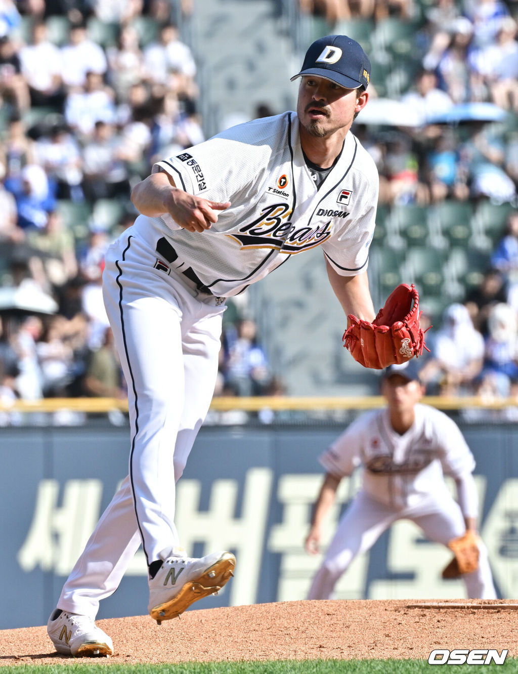 14일 오후 서울 잠실야구장에서 2024 신한 SOL Bank KBO리그 두산 베어스와 삼성 라이온즈의 경기가 열렸다.이날 홈팀 두산은 발라조빅을, 방문팀 삼성은 이승현을 선발 투수로 내세웠다.1회초 두산 선발 발라조빅이 힘차게 공을 던지고 있다. 2024.07.14 /cej@osen.co.kr