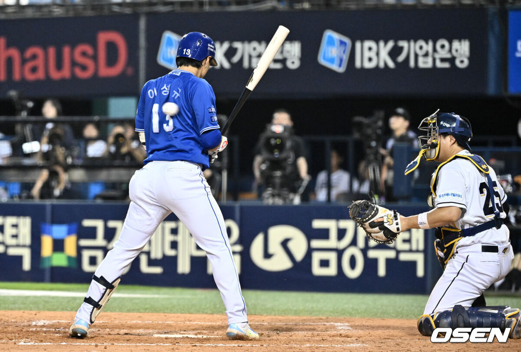 14일 오후 서울 잠실야구장에서 2024 신한 SOL Bank KBO리그 두산 베어스와 삼성 라이온즈의 경기가 열렸다.이날 홈팀 두산은 발라조빅을, 방문팀 삼성은 이승현을 선발 투수로 내세웠다.9회초 2사 만루 삼성 이성규가 두산 박정수 투구에 등을 맞고 있다.  2024.07.14 /cej@osen.co.kr