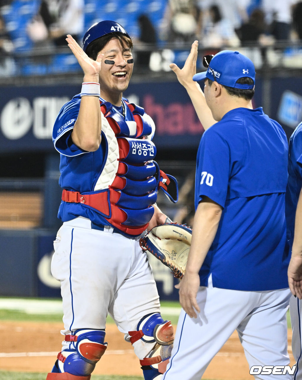 39세 베테랑 강민호가 짜릿한 역전 홈런으로 사자군단을 승리로 이끌었다. 프로야구 삼성 라이온즈는 14일 서울 잠실구장에서 열린 2024 신한 SOL뱅크 KBO리그 두산 베어스와의 시즌 12차전에서 5-2 역전승을 거뒀다. 삼성 강민호가 박진만 감독과 승리를 기뻐하고 있다. 2024.07.14 /cej@osen.co.kr