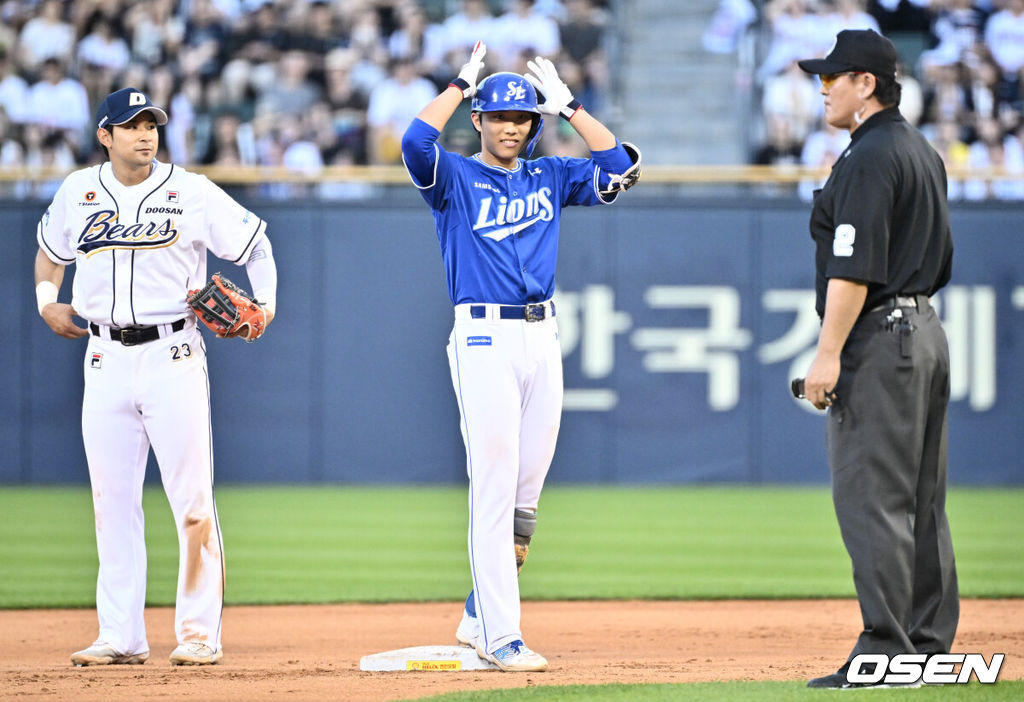 14일 오후 서울 잠실야구장에서 2024 신한 SOL Bank KBO리그 두산 베어스와 삼성 라이온즈의 경기가 열렸다.이날 홈팀 두산은 발라조빅을, 방문팀 삼성은 이승현을 선발 투수로 내세웠다.7회초 2사 2루 삼성 이재현이 동점 적시 2루타를 날린 뒤 세리머니를 하고 있다. 2024.07.14 /cej@osen.co.kr