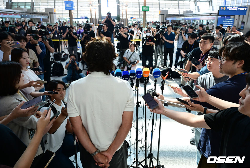 15일 오전 대한민국 축구대표팀의 새 감독으로 선임된 홍명보 감독이 인천국제공항을 통해 출국했다. 홍명보 감독은 자신과 함께할 외국인 코칭스태프 선임 관련 업무를 소화할 예정이다. 홍명보 감독이 취재진의 질문에 대답하고 있다. 2024.07.15 / ksl0919@osen.co.kr